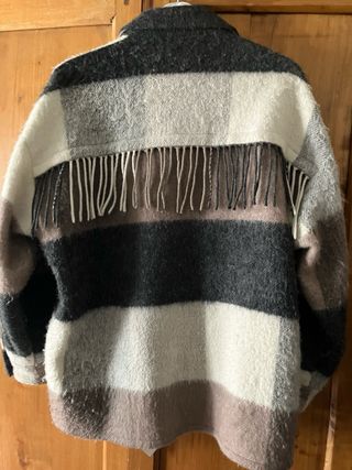 Chaqueta con flecos en la espalda