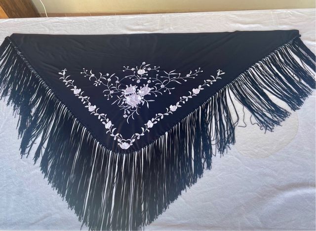 Mantoncillo negro bordado blanco