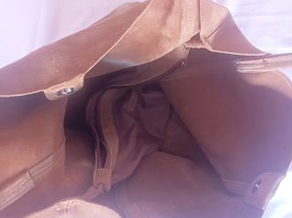 Bolso grande marrón efecto ante. Mango