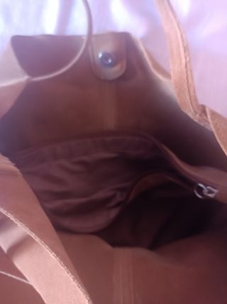 Bolso grande marrón efecto ante. Mango