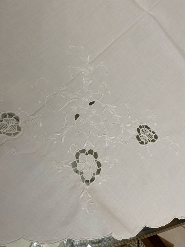 Elegante tovaglia rotonda bianca