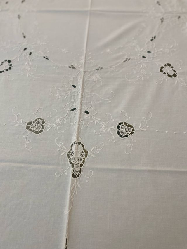 Elegante tovaglia rotonda bianca