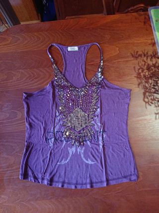 Top color berenjena tirantes y lentejuelas talla L
