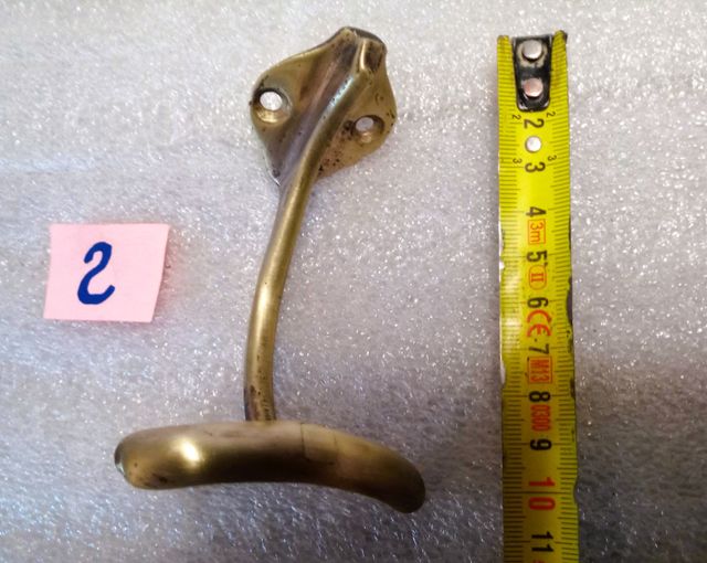 🔸 Suporte para roupas.