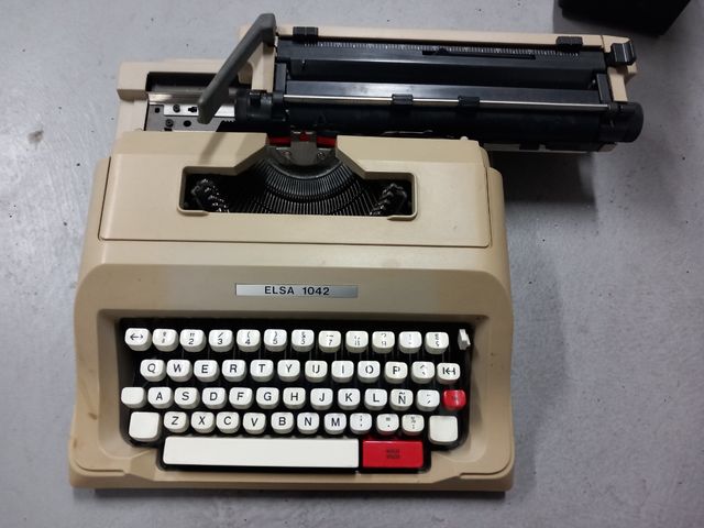 Máquina de escribir con maleta.