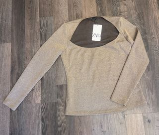 Top Zara elástico dorado talla L