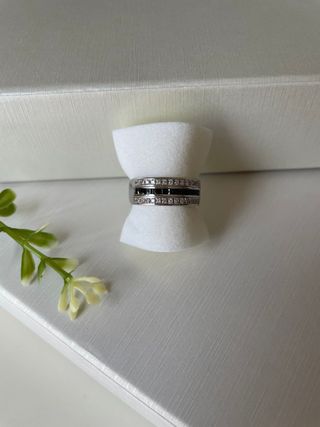 Anillo oro blanco 18 kt. circonitas b/n