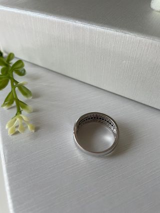 Anillo oro blanco 18 kt. circonitas b/n