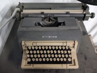 Máquina de escribir olivetti.