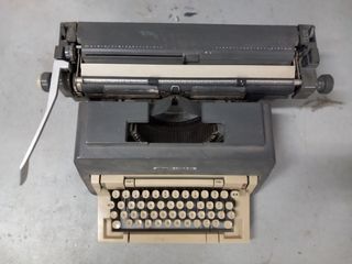 Máquina de escribir olivetti.