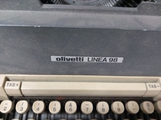 Máquina de escribir olivetti.
