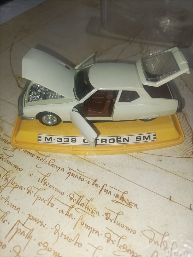 Auto Citroen SM, giocattolo. Pilen.