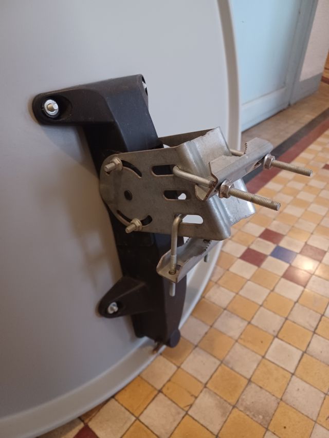 Antena parabólica 83cm y LNB