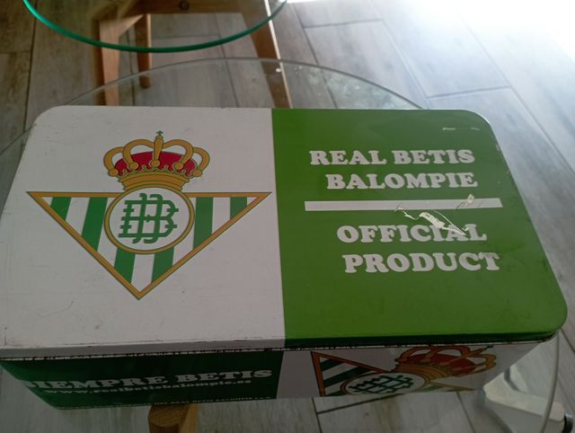 Caja zapatillas del betis