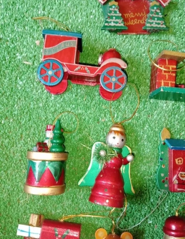 Lotteria di palline natalizie in legno vintage