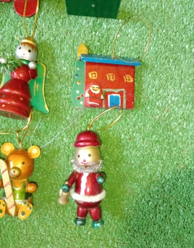 Lotteria di palline natalizie in legno vintage