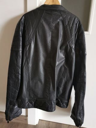 Cazadora modelo moto