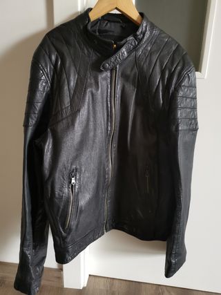 Cazadora modelo moto