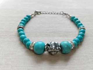 Pulsera con turquesas y abalorios