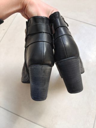 Stivaletti con tacco grigi alla caviglia