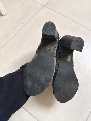 Stivaletti con tacco grigi alla caviglia
