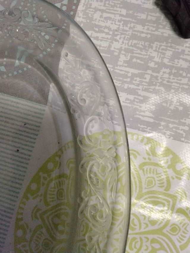 Preciosa fuente con adornos tallados