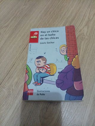 "Hay un chico en el baño de las chicas"