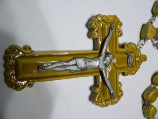 Rosario da parete in maiolica e peltro anni '50