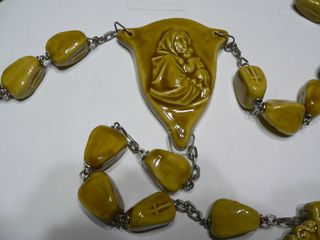 Rosario da parete in maiolica e peltro anni '50