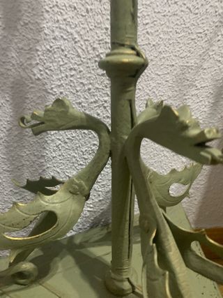 La lámpara de metal antigua