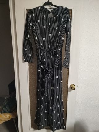 Mono mujer color negro con rallas y lunares.