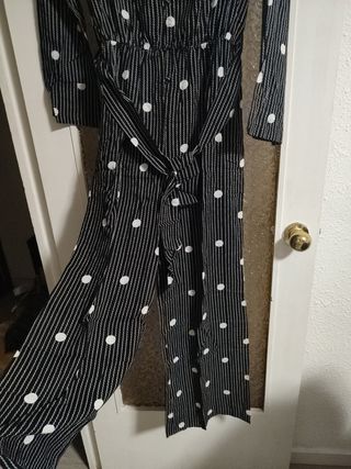 Mono mujer color negro con rallas y lunares.