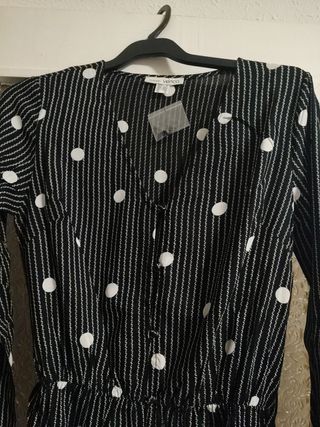 Mono mujer color negro con rallas y lunares.