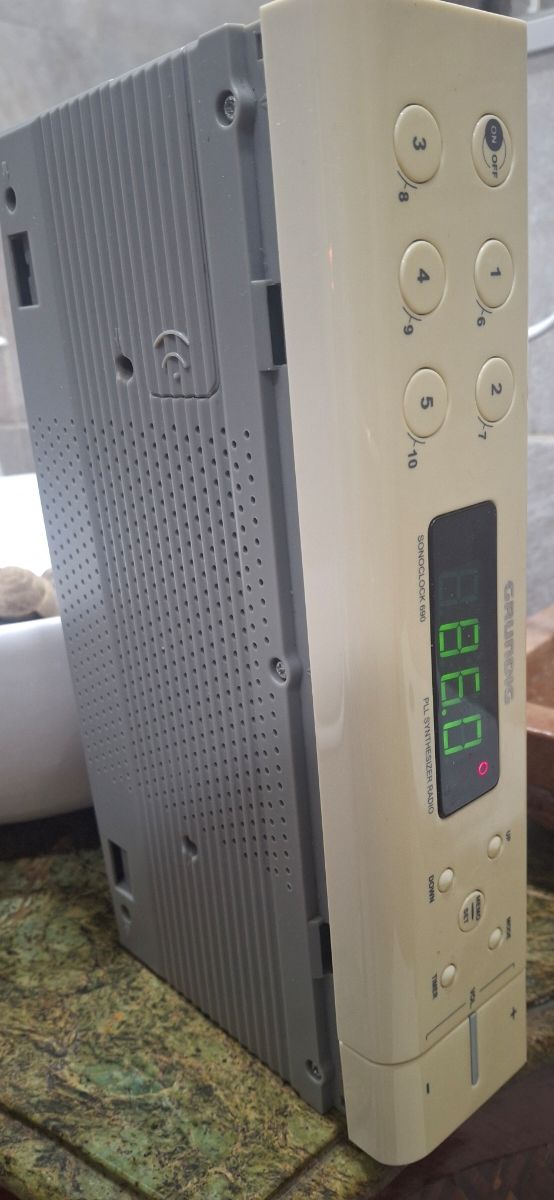 Radio  GRUNDIG SONOCLOCK 690.