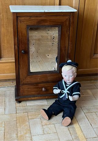 ARMARIO DE MUÑECAS ANTIGUAS HACIA 1920