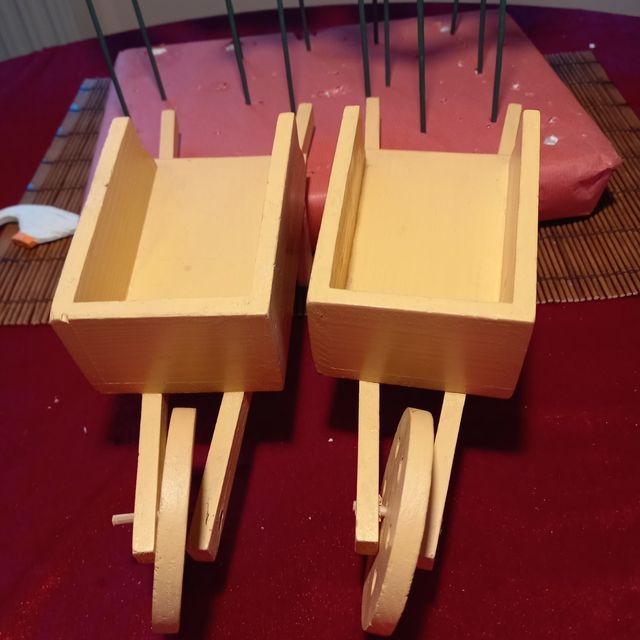 Stics grangeros, ocas y carretllas.