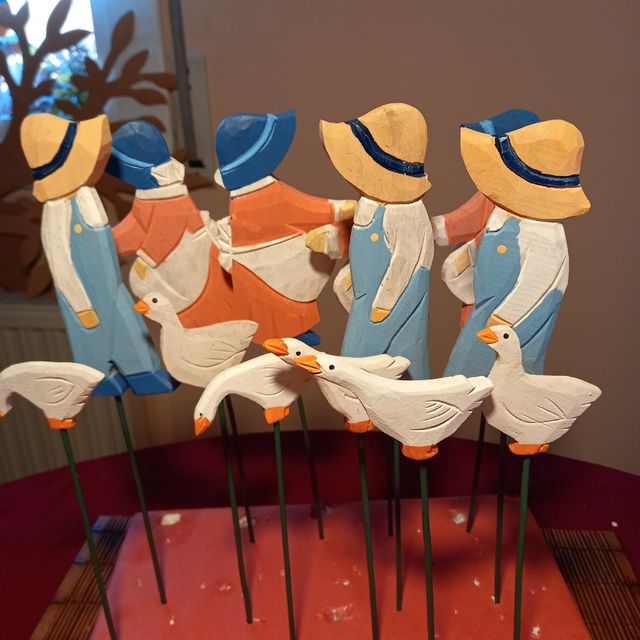 Stics grangeros, ocas y carretllas.