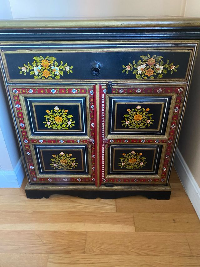 Mueble pintado a mano