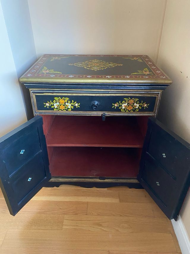 Mueble pintado a mano