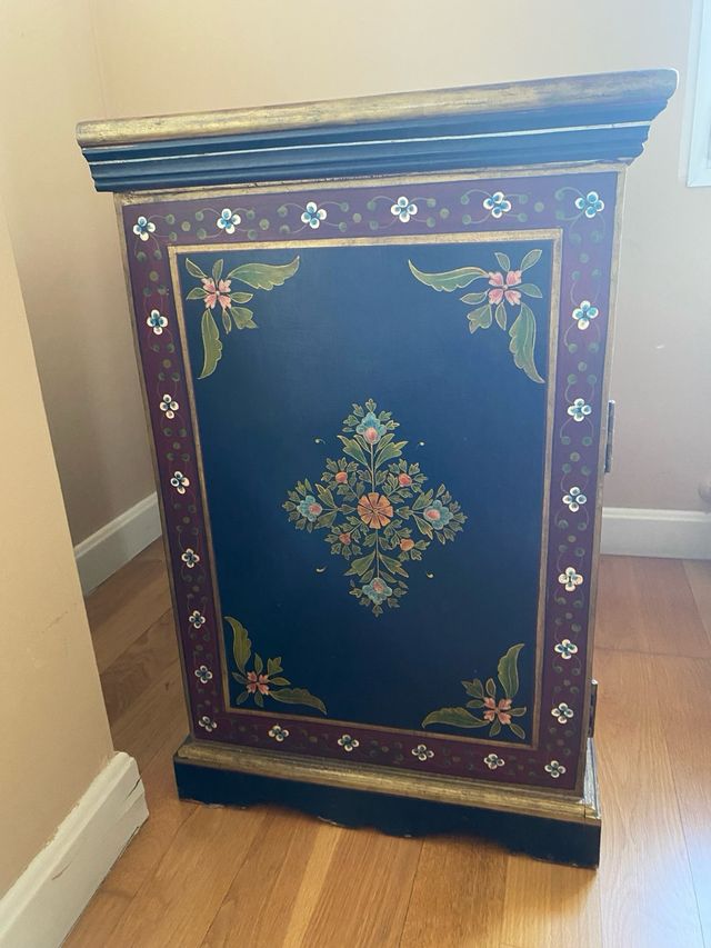 Mueble pintado a mano