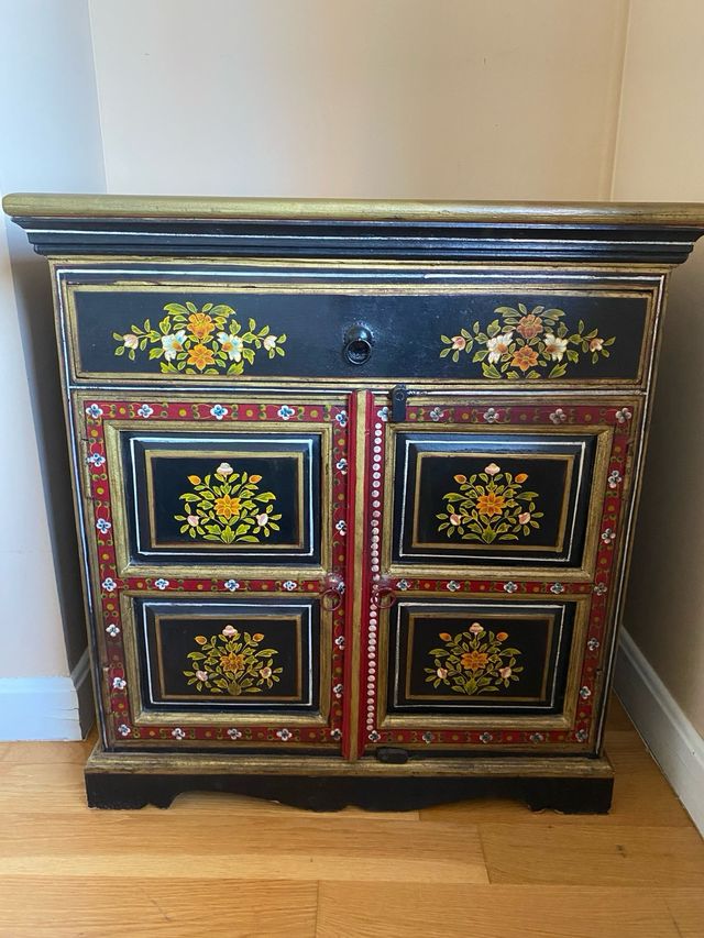 Mueble pintado a mano