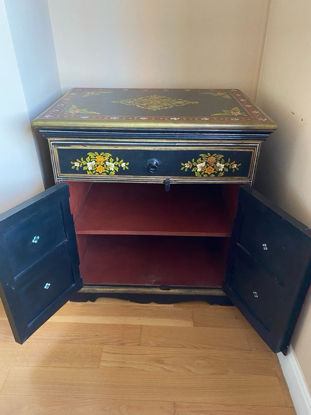 Mueble pintado a mano