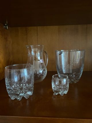 Cubitera jarra y vasos tallados a mano