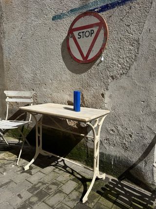 Mesa modernista antigua de Marmol y hierro fundido