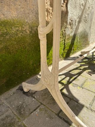 Mesa modernista antigua de Marmol y hierro fundido