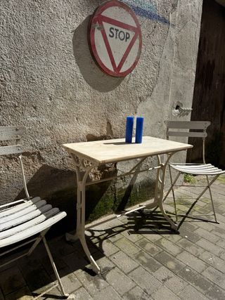 Mesa modernista antigua de Marmol y hierro fundido