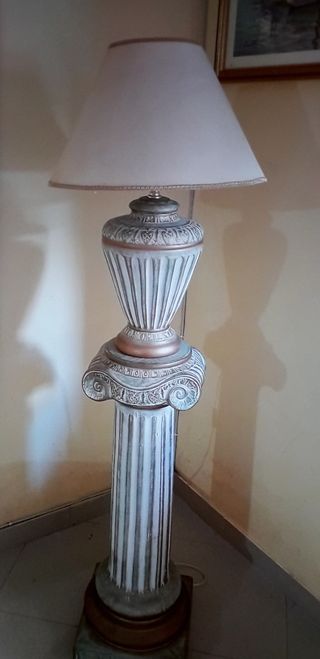 Lampada con colonna vintage. 