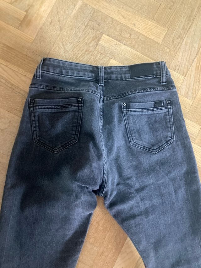 6€  . 2 Pantalones