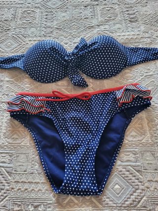 Bikini azul marino con topitos