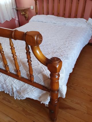 Cama antigua de madera